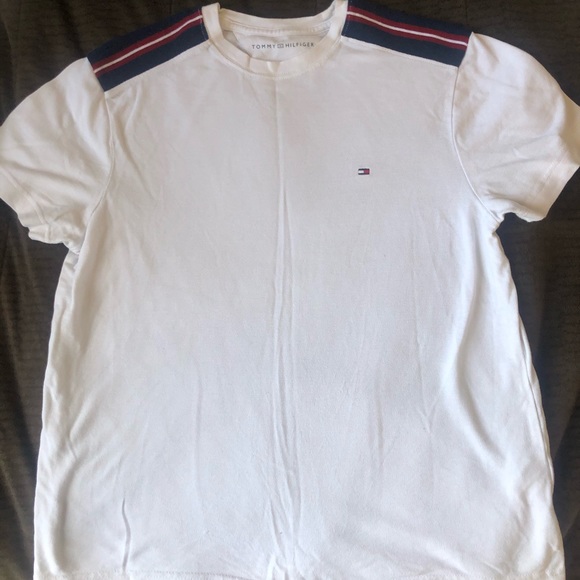 Tommy Hilfiger shirt 🌵 - Picture 2 of 2